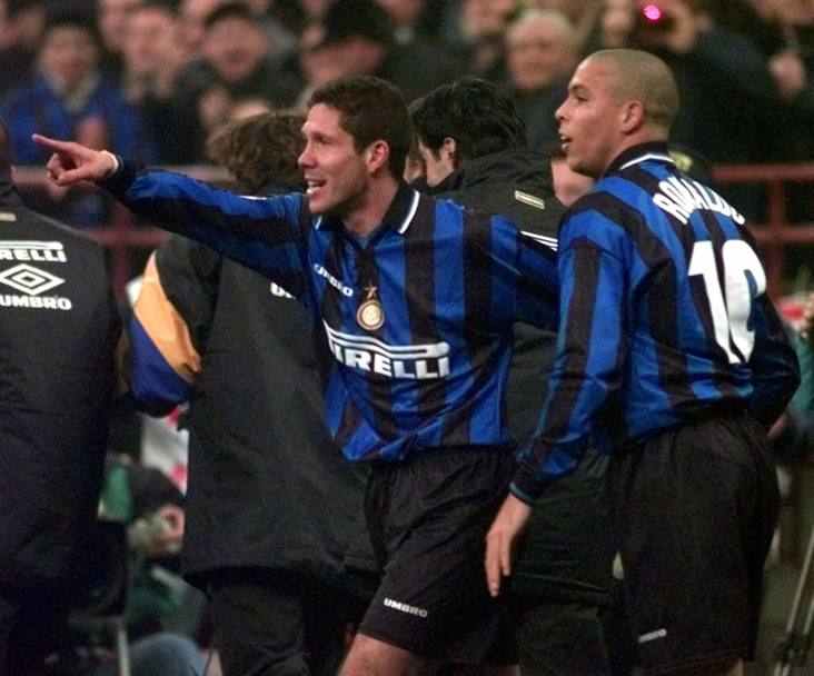 Diego Simeone ai tempi dell&#39;Inter, con Ronaldo. In nerazzurro l&#39;argentino ha giocato dal 1997 al &#39;99. Ap
